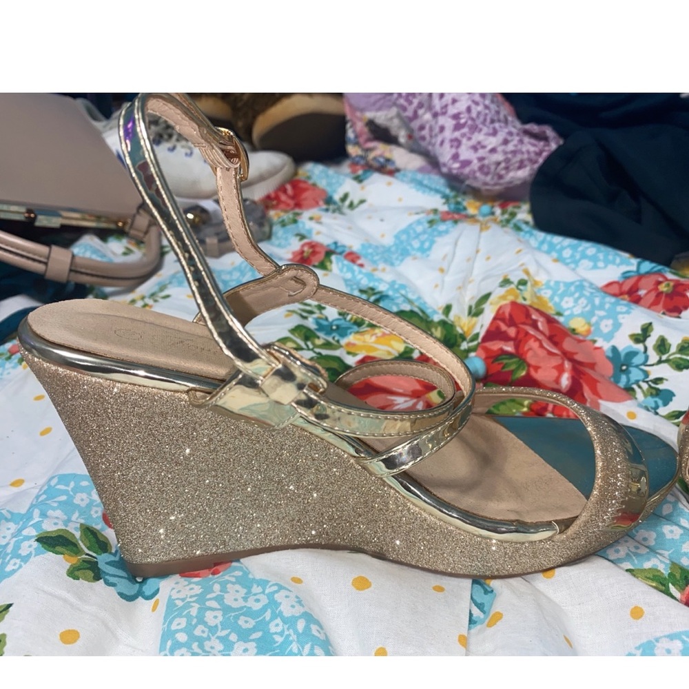 gold and sparkly prom/homecoming shoes